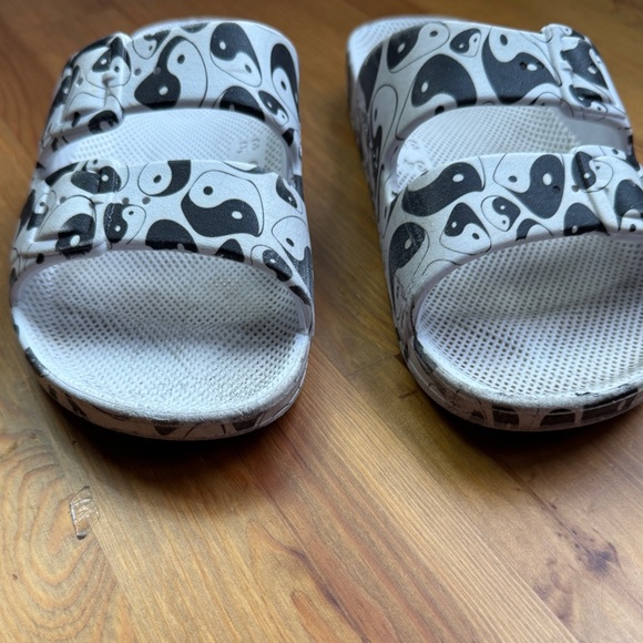 Freedom Moses, Ying, Yang, black and white slides size 4 girls - Picture 2 of 11